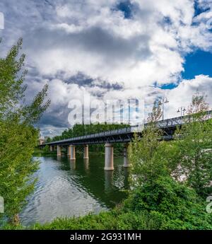 Eisenbrücke über den Ebro Fluss in Logrono, La Rja, Spanien Stockfoto