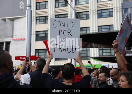 Sydney, Australien. Juli 2021. Anti-Lockdown-Demonstranten versammelten sich im Victoria Park, Camperdown, bevor sie entlang des Broadway und der George Street zum Rathaus marschierten und es bis zur King Street machten, bevor die Polizei eine Linie bildete, um sie zu stoppen, weiter zu gehen. Die Demonstranten marschierten zurück zum Victoria Park, Camperdown. Der Protest war nicht autorisiert und stellte einen Verstoß gegen die aktuellen COVID-19 Public Health Orders dar. Zahlreiche Verhaftungen wurden durchgeführt. Kredit: Richard Milnes/Alamy Live Nachrichten Stockfoto