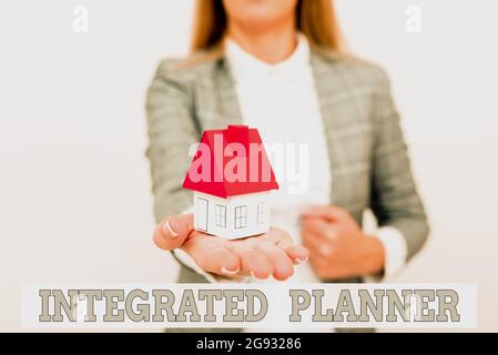 Textschild mit integriertem Planer. Wort für die Übersetzung gewünschter Geschäftsergebnisse in finanzielle A Young Lady Orbusinesswoman Holding Orpresenting Stockfoto