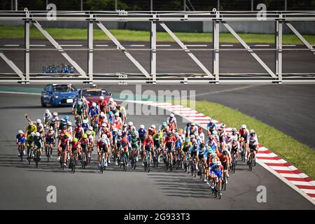 Die Abbildung zeigt das Rudel von Fahrern in Aktion während des Radrennens der Männer, am zweiten Tag der Olympischen Spiele 2020 in Tokio mit f Stockfoto