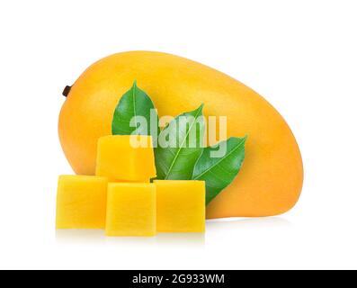 Mango mit Blatt auf weißem Hintergrund Stockfoto