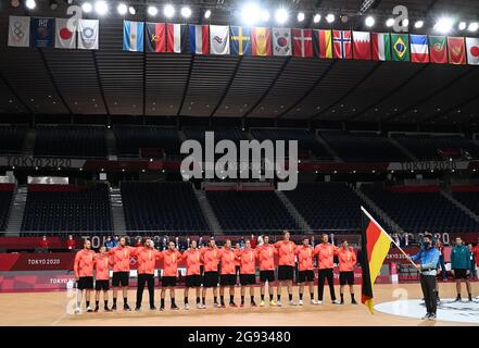 Tokio, Japan. Juli 2021. Handball: Olympische Spiele, Deutschland - Spanien, Vorrunde, Gruppe A, Matchday 1 im Yoyogi National Stadium. Die deutsche Mannschaft steht vor dem Spiel an. Quelle: Swen Pförtner/dpa/Alamy Live News Stockfoto