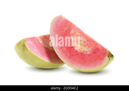Rosafarbene Guava-Scheibe isoliert auf weißem Hintergrund Stockfoto