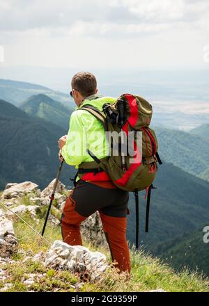 Eineineiiger männlicher Wanderer, der die Chamoismauer auf der Europäischen Übergangsstraße E-3 im UNESCO-Biosphärenreservat des Zentralbalkans, Bulgarien, Europa, durchwandert Stockfoto