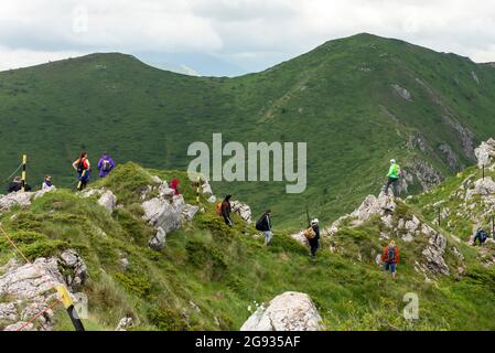 Eine Gruppe von Menschen überquert den Kozya Stena Gipfel oder die Chamoiswand auf der Europäischen Übergangsstraße E-3, Mittelbalkan, Bulgarien Stockfoto