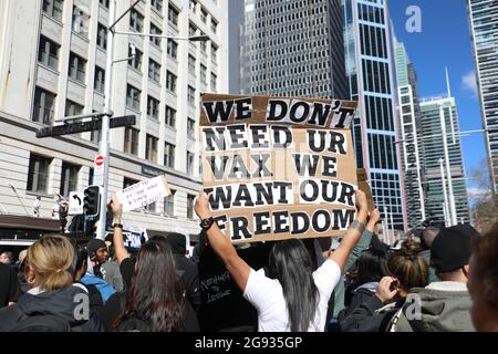 Sydney, Australien. Juli 2021. Tausende von Anti-Lockdown-Demonstranten versammelten sich im Victoria Park, Camperdown, bevor sie entlang des Broadway und der George Street zum Rathaus marschierten und es bis zur King Street machten, bevor die Polizei eine Linie bildete, um sie zu stoppen, weiter zu gehen. Die Demonstranten marschierten zurück zum Victoria Park, Camperdown. Der Protest war nicht autorisiert und stellte einen Verstoß gegen die aktuellen COVID-19 Public Health Orders dar. Zahlreiche Verhaftungen wurden durchgeführt. Kredit: Richard Milnes/Alamy Live Nachrichten Stockfoto