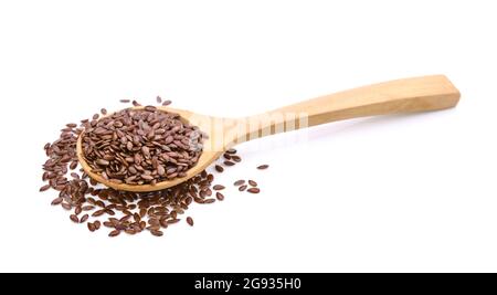 Leinsamen in Holzlöffel auf weißem Hintergrund Stockfoto