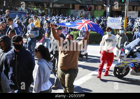 Sydney, Australien. Juli 2021. Tausende von Anti-Lockdown-Demonstranten versammelten sich im Victoria Park, Camperdown, bevor sie entlang des Broadway und der George Street zum Rathaus marschierten und es bis zur King Street machten, bevor die Polizei eine Linie bildete, um sie zu stoppen, weiter zu gehen. Die Demonstranten marschierten zurück zum Victoria Park, Camperdown. Der Protest war nicht autorisiert und stellte einen Verstoß gegen die aktuellen COVID-19 Public Health Orders dar. Zahlreiche Verhaftungen wurden durchgeführt. Kredit: Richard Milnes/Alamy Live Nachrichten Stockfoto