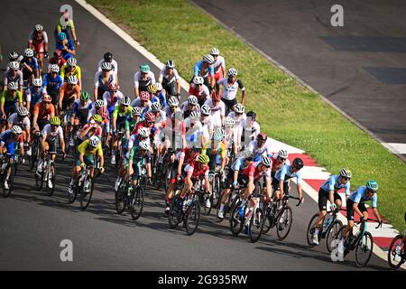 Die Abbildung zeigt das Rudel von Fahrern in Aktion während des Radrennens der Männer, am zweiten Tag der Olympischen Spiele 2020 in Tokio mit f Stockfoto