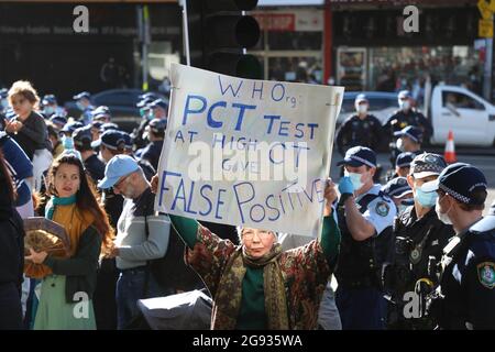 Sydney, Australien. Juli 2021. Tausende von Anti-Lockdown-Demonstranten versammelten sich im Victoria Park, Camperdown, bevor sie entlang des Broadway und der George Street zum Rathaus marschierten und es bis zur King Street machten, bevor die Polizei eine Linie bildete, um sie zu stoppen, weiter zu gehen. Die Demonstranten marschierten zurück zum Victoria Park, Camperdown. Der Protest war nicht autorisiert und stellte einen Verstoß gegen die aktuellen COVID-19 Public Health Orders dar. Zahlreiche Verhaftungen wurden durchgeführt. Kredit: Richard Milnes/Alamy Live Nachrichten Stockfoto