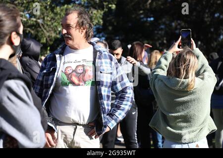 Sydney, Australien. Juli 2021. Tausende von Anti-Lockdown-Demonstranten versammelten sich im Victoria Park, Camperdown, bevor sie entlang des Broadway und der George Street zum Rathaus marschierten und es bis zur King Street machten, bevor die Polizei eine Linie bildete, um sie zu stoppen, weiter zu gehen. Die Demonstranten marschierten zurück zum Victoria Park, Camperdown. Der Protest war nicht autorisiert und stellte einen Verstoß gegen die aktuellen COVID-19 Public Health Orders dar. Zahlreiche Verhaftungen wurden durchgeführt. Kredit: Richard Milnes/Alamy Live Nachrichten Stockfoto