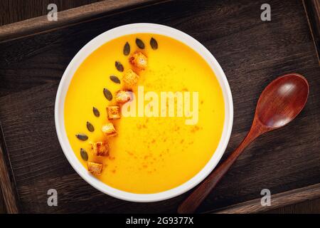 Vegetarische Puppensahnesuppe mit diätetischer Nahrung, auf dunkelbraunem Holztisch, Draufsicht, Nahaufnahme. Stockfoto