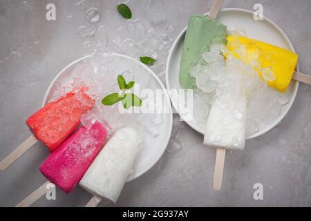 Hausgemachte Eis und Eis auf einem Teller auf einem Tisch. Gesundes Sommerfutter-Konzept Stockfoto