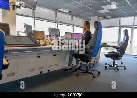 Fluglotsenarbeitsplatz. Arbeitsraum des Managers der Starts und Landungen der Flugzeuge am Flughafen im Turm. Monitore, Stühle, Computer. Air Control Center Büro. Einzigartiger Job. Stockfoto