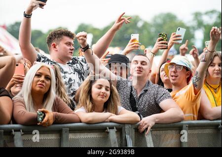 Sheffield, Großbritannien. Juli 2021. Die Festivalbesucher erregten sich am 1. Tag, als sich das Straßenbahnfestival 2021 in Sheffield der dritten Phase der Regierungsveranstaltungen anschließt Stockfoto