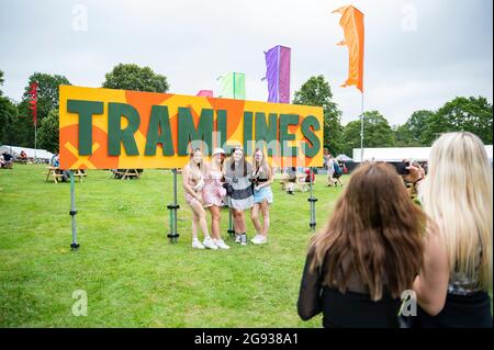 Sheffield, Großbritannien. Juli 2021. Die Festivalbesucher erregten sich am 1. Tag, als sich das Straßenbahnfestival 2021 in Sheffield der dritten Phase der Regierungsveranstaltungen anschließt Stockfoto