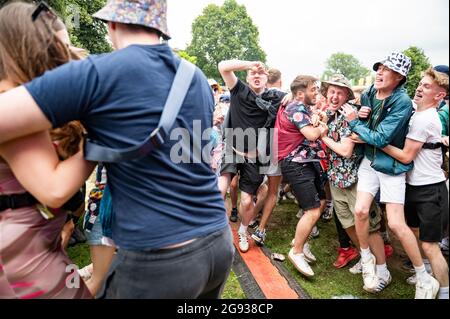 Sheffield, Großbritannien. Juli 2021. Die Festivalbesucher erregten sich am 1. Tag, als sich das Straßenbahnfestival 2021 in Sheffield der dritten Phase der Regierungsveranstaltungen anschließt Stockfoto