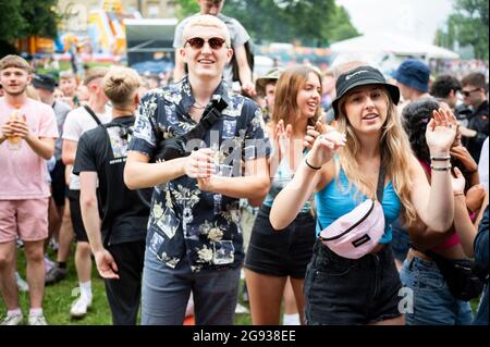 Sheffield, Großbritannien. Juli 2021. Die Festivalbesucher erregten sich am 1. Tag, als sich das Straßenbahnfestival 2021 in Sheffield der dritten Phase der Regierungsveranstaltungen anschließt Stockfoto