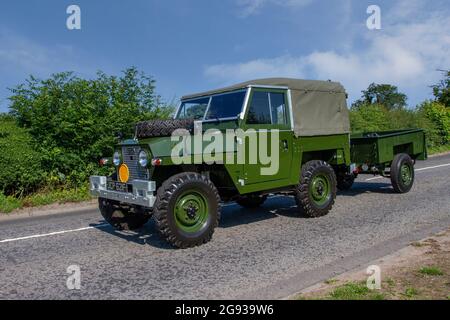 1968 60s Green Pristine Series IIA British Land Rover Anhängeranhänger, 2286 ccm Benziner LCV auf dem Weg zur Capesthorne Hall classic July Car Show, Ceshire, Großbritannien Stockfoto