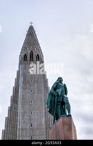 Reykjavik, Island - 18. Januar 2020: Statue von Leif Eriksson, einem berühmten Wikinger, der Nordamerika erforschte, errichtet 1932 in Reykjavik, Island Stockfoto