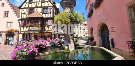 Alte Häuser in einem schönen Dorf von Turckheim, Frankreich Stockfoto