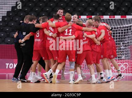 Tokio, Japan. Juli 2021. Norwegische Spieler feiern während der Männer-Handball-Vorrunde ein Spiel der Gruppe A zwischen Brasilien und Norwegen in Tokio, Japan, 24. Juli 2021. Quelle: Meng Yongmin/Xinhua/Alamy Live News Stockfoto