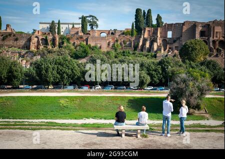 Blick auf den Palatin, das Zentrum des Römischen Reiches im antiken Rom, von der anderen Seite des Circus Maximus (Circo Massimo), einem großen römischen Stadion in Rom, Italien Stockfoto