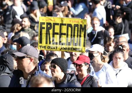 Sydney, Australien. Juli 2021. Tausende von Anti-Lockdown-Demonstranten versammelten sich im Victoria Park, Camperdown, bevor sie entlang des Broadway und der George Street zum Rathaus marschierten und es bis zur King Street machten, bevor die Polizei eine Linie bildete, um sie zu stoppen, weiter zu gehen. Die Demonstranten marschierten zurück zum Victoria Park, Camperdown. Der Protest war nicht autorisiert und stellte einen Verstoß gegen die aktuellen COVID-19 Public Health Orders dar. Zahlreiche Verhaftungen wurden durchgeführt. Kredit: Richard Milnes/Alamy Live Nachrichten Stockfoto