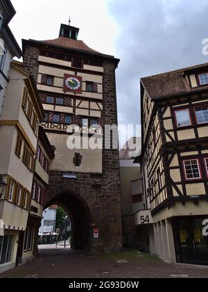 Blick auf das historische Tor Wolfstor, den ältesten Turm im historischen Zentrum von Esslingen (13. Jahrhundert), umgeben von alten Gebäuden am sonnigen Sommertag. Stockfoto