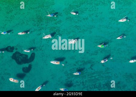 Luftaufnahme der Yachten und Segelboote in der Nähe der Insel, der Adria in Kroatien Stockfoto