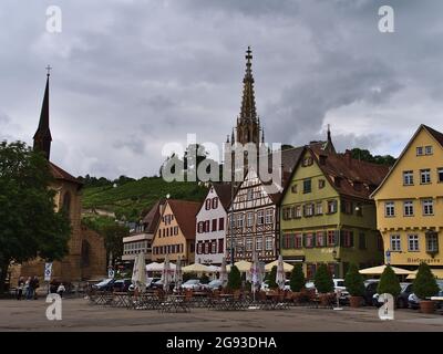 Blick auf den historischen Marktplatz im historischen Zentrum von Esslingen mit alten Gebäuden, dem Kirchturm der Frauenkirche und Weinbergen im Hintergrund. Stockfoto
