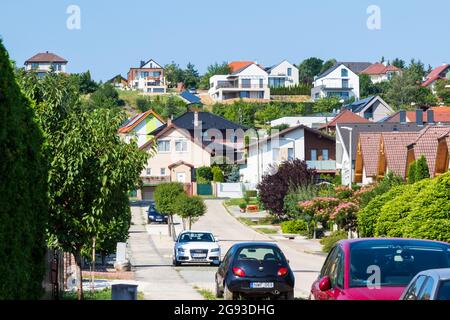 Reihe neuer Häuser in Banfalva, einem Dorf in der Nähe von Sopron, Ungarn Stockfoto