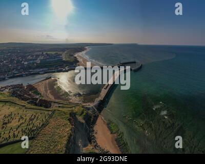 Whitby Abbey und Hafen Luftdrohne North Yorkshire Coast Line Historic Town Landscape Seaside Fish and Chips Rock Fossils Whitby Jet Seagulls Ice Stockfoto