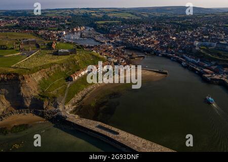 Whitby Abbey und Hafen Luftdrohne North Yorkshire Coast Line Historic Town Landscape Seaside Fish and Chips Rock Fossils Whitby Jet Seagulls Ice Stockfoto