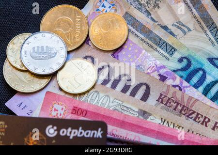 Ungarische Forint-Geldmünzen und Banknoten, Bankkarte der OTP-Bank Stockfoto