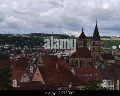 Schöner Blick über die Altstadt von Esslingen mit Rathaus und berühmter Stadtkirche St. Dionys am bewölkten Sommertag. Stockfoto