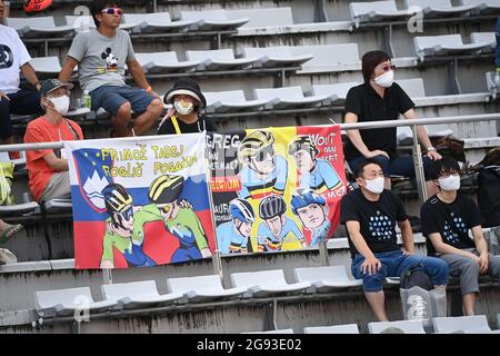 Oyama, Japan. Juli 2021. Radfahren: Olympische Spiele, Tokio - Oyama (234.00 km), Männer, Straßenrennen. Fans sitzen auf den Tribünen. Quelle: Sebastian Gollnow/dpa/Alamy Live News Stockfoto