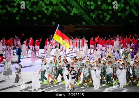 Das Team aus Deutschland, GER, marschiert ein, die Beachvolleyballspielerin Laura LUDWIG und der Hochtaucher Patrick HAUSDING tragen die deutsche Flagge, Flagge, Eintrag der Athleten, Eröffnungsfeier im Olympiastadion, am 23. Juli 2021 Olympische Sommerspiele 2020, ab 23. Juli. - 08.08.2021 in Tokio/Japan. Stockfoto