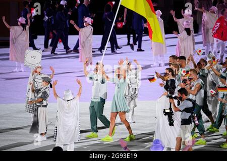 Das Team aus Deutschland, GER, marschiert ein, die Beachvolleyballspielerin Laura LUDWIG und der Hochtaucher Patrick HAUSDING tragen die deutsche Flagge, Flagge, Eintrag der Athleten, Eröffnungsfeier im Olympiastadion, am 23. Juli 2021 Olympische Sommerspiele 2020, ab 23. Juli. - 08.08.2021 in Tokio/Japan. Stockfoto