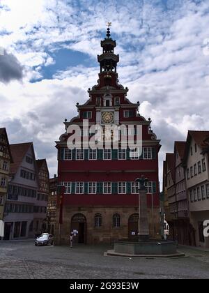 Historisches Rathaus von Esslingen mit rot gestrichenen Fassade am Rathausplatz im Stadtzentrum am bewölkten Sommertag. Stockfoto