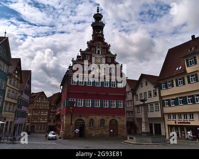 Altes Rathaus von Esslingen mit rot gestrichener Fassade am Rathausplatz in der Altstadt, umgeben von alten Gebäuden. Stockfoto