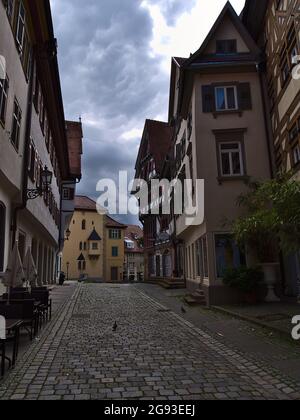 Leere schmale Gasse mit Kopfsteinpflaster im historischen Zentrum von Esslingen mit alten Gebäuden und Fachwerkhäusern am bewölkten Sommertag. Stockfoto