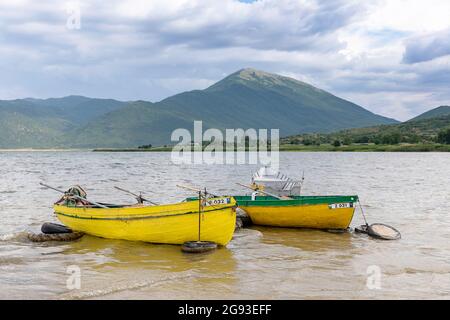 Farbenfrohe traditionelle Holzfischboote auf dem Prespa-See in Albanien Stockfoto