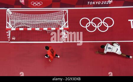 Tokio, Japan. Juli 2021. Melvyn Richardson (R) aus Frankreich punktet während der Männer-Handball-Vorrunde Gruppe A zwischen Frankreich und Argentinien in Tokio, Japan, 24. Juli 2021. Quelle: Chen Yichen/Xinhua/Alamy Live News Stockfoto