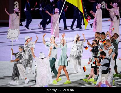 Das Team aus Deutschland, GER, marschiert ein, die Beachvolleyballspielerin Laura LUDWIG und der Hochtaucher Patrick HAUSDING tragen die deutsche Flagge, Flagge, Eintrag der Athleten, Eröffnungsfeier im Olympiastadion, am 23. Juli 2021 Olympische Sommerspiele 2020, ab 23. Juli. - 08.08.2021 in Tokio/Japan. Stockfoto