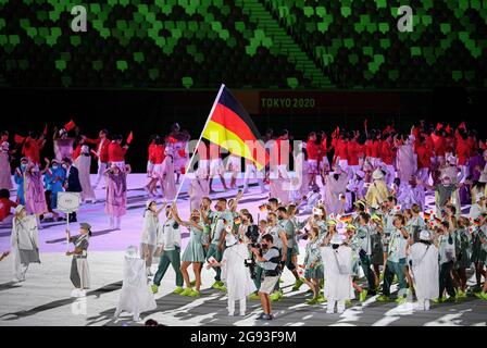 Das Team aus Deutschland, GER, marschiert ein, die Beachvolleyballspielerin Laura LUDWIG und der Hochtaucher Patrick HAUSDING tragen die deutsche Flagge, Flagge, Eintrag der Athleten, Eröffnungsfeier im Olympiastadion, am 23. Juli 2021 Olympische Sommerspiele 2020, ab 23. Juli. - 08.08.2021 in Tokio/Japan. Stockfoto