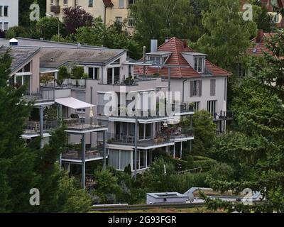 Blick auf modernes Mehrfamilienhaus auf einem Hügel in der Stadt Esslingen am Neckar, Baden-Württemberg, Deutschland in einem attraktiven Wohnviertel. Stockfoto