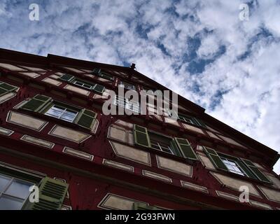 Flachansicht eines alten Fachwerkhauses in der Altstadt von Esslingen am Neckar, Baden-Württemberg, Deutschland mit bunter Fassade. Stockfoto