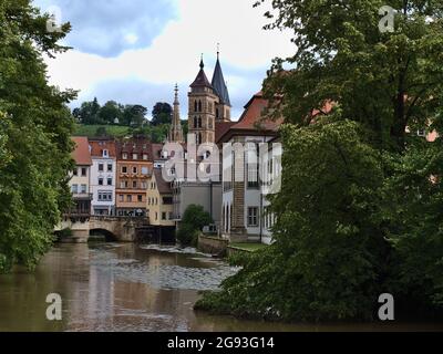 Blick auf den idyllischen Wehrneckarkanal im historischen Stadtzentrum von Esslingen am Neckar, Baden-Württemberg, Deutschland mit beliebter Kirche. Stockfoto