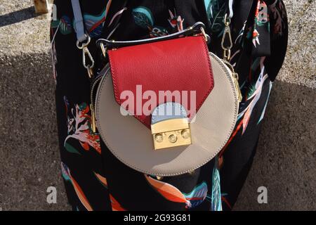 Nahaufnahme einer runden rot-weißen Tasche mit Blumenmuster Stockfoto